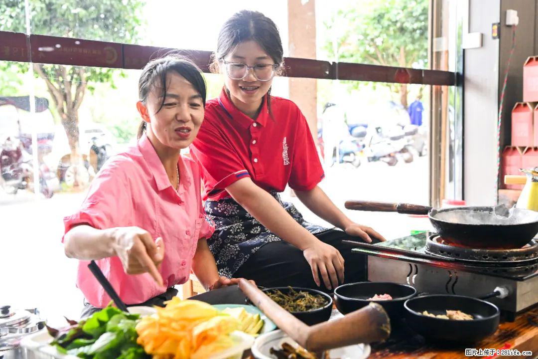全网追的“扁担女孩”,找了一份暑假工,时薪12元 - 石河子生活资讯 - 石河子28生活网 shz.28life.com