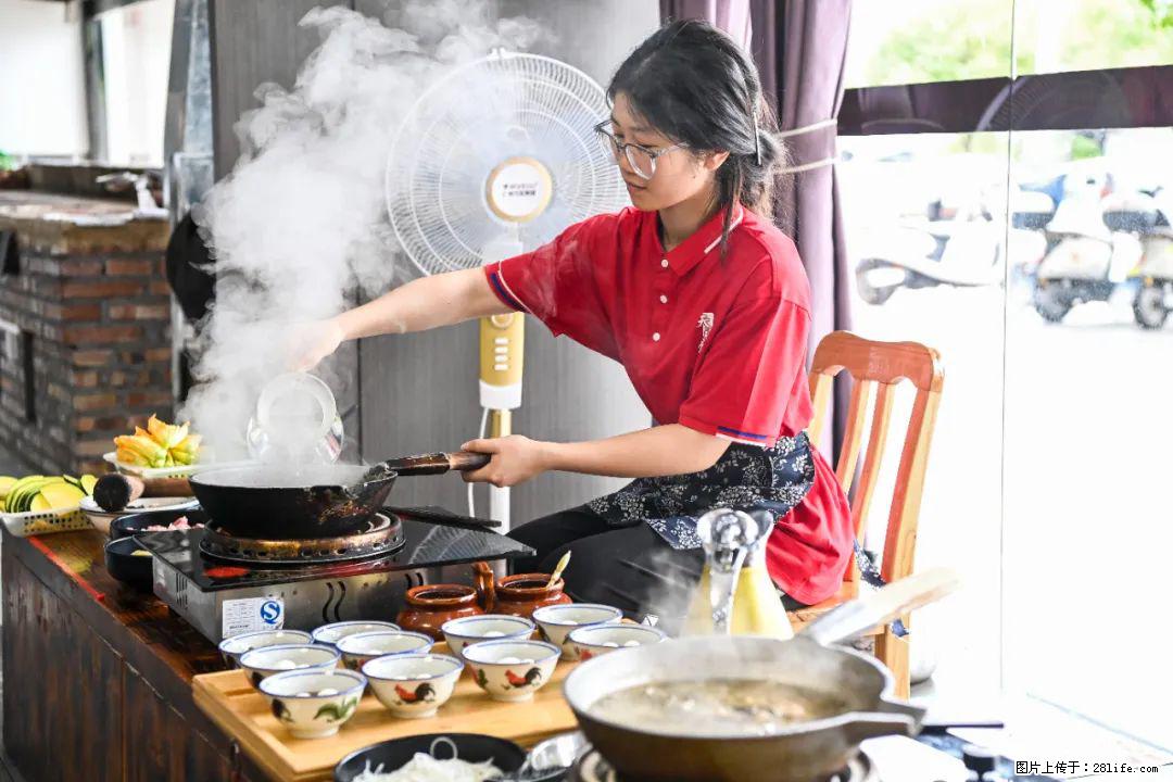 全网追的“扁担女孩”,找了一份暑假工,时薪12元 - 石河子生活资讯 - 石河子28生活网 shz.28life.com